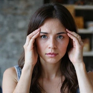 Stresszes, aggódó ember homlokát fogva